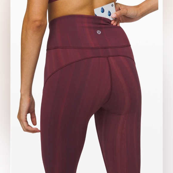 ❤️‍🔥Lululemon In Movement Crop 23" *Everlux
Linear Spray Dye White Garnet - Picture 4 of 5